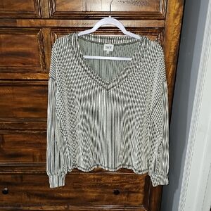 BKE Womens Sz Small Long Sleeve Shirt. Green And Cream. Vneck. Buckle